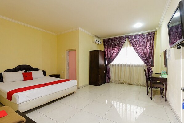 Desk, free WiFi, bed sheets