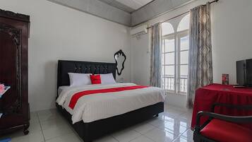 Desk, free WiFi, bed sheets