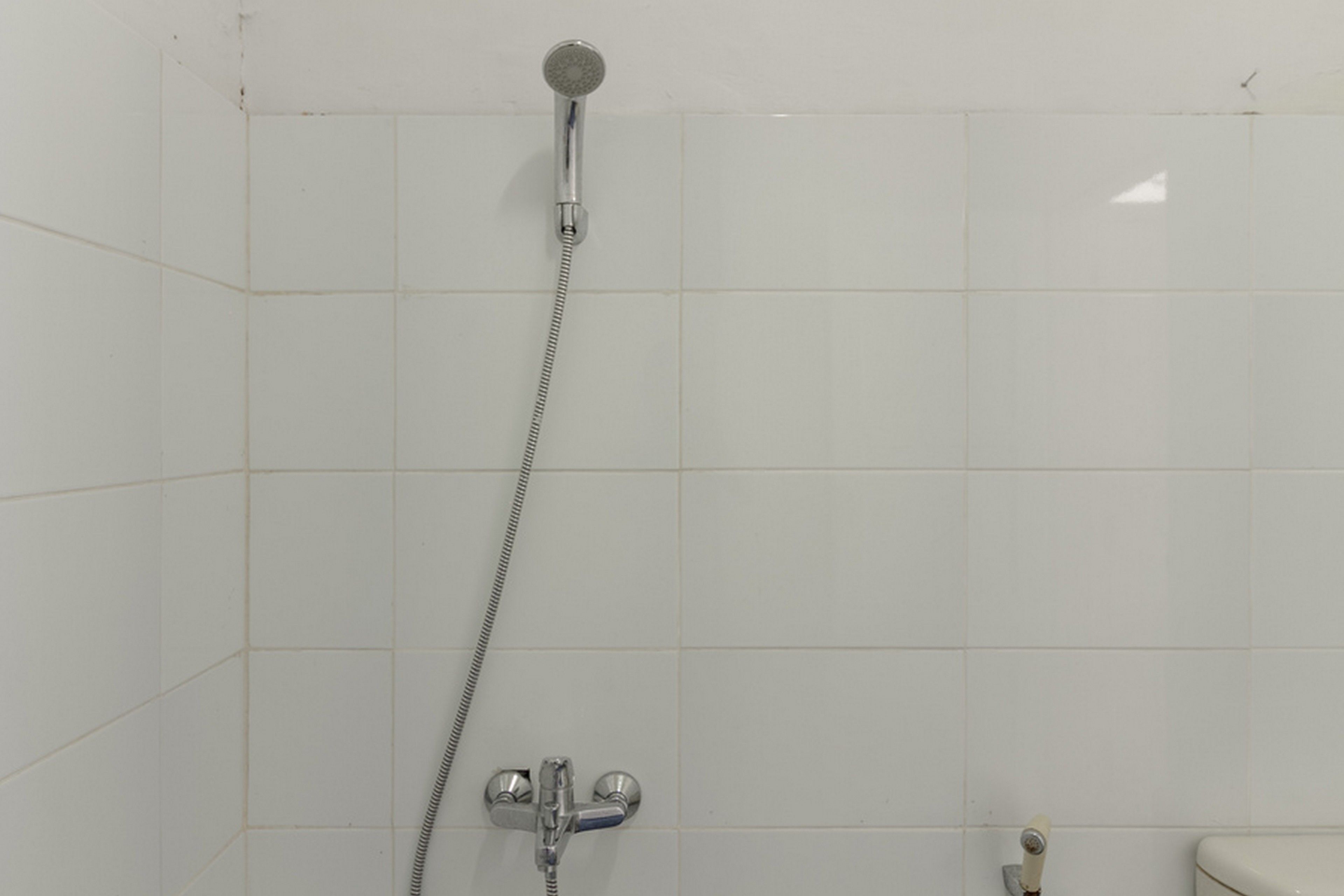 Buồng tắm vòi sen, đồ dùng nhà tắm miễn phí, khăn tắm 