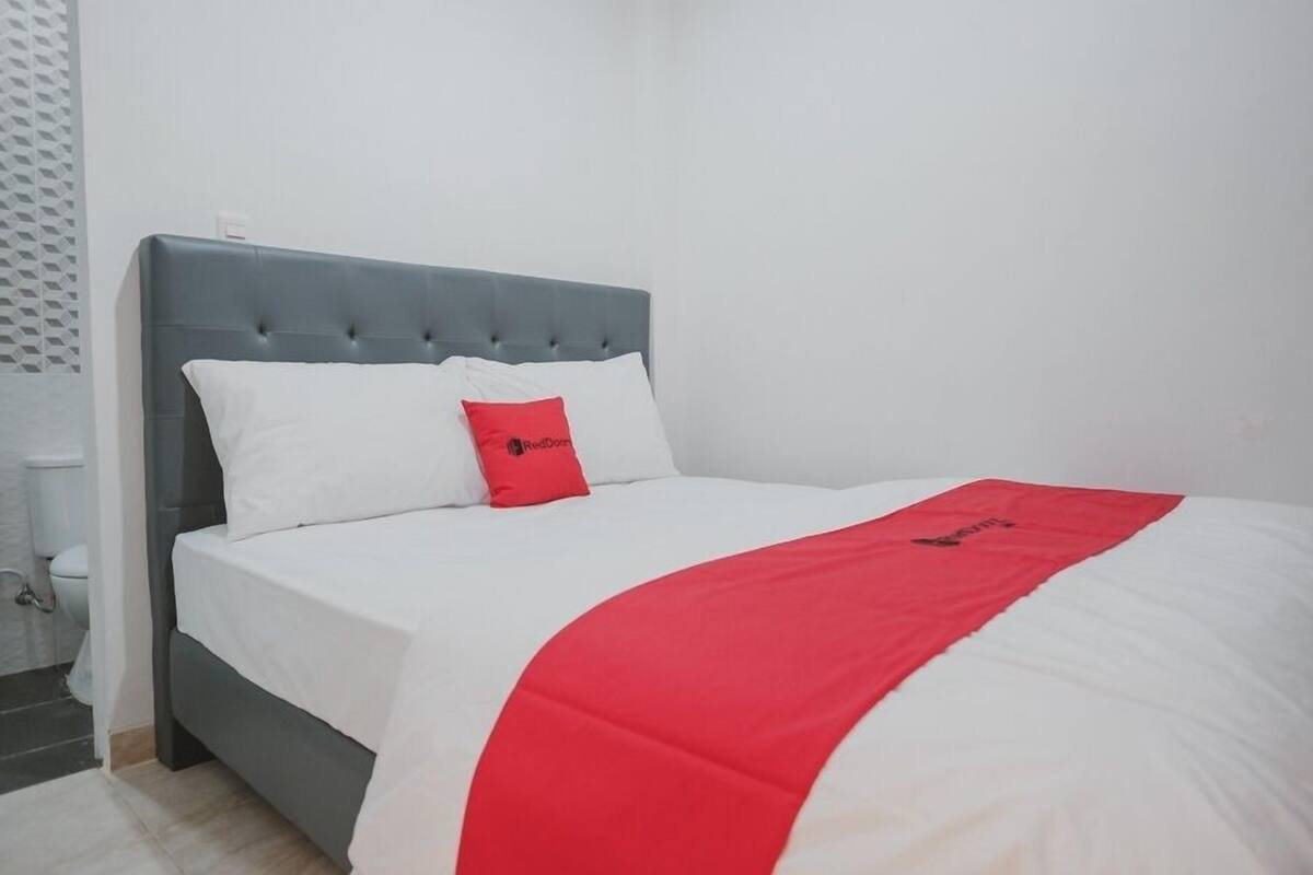 Escritorio, wifi gratis, ropa de cama