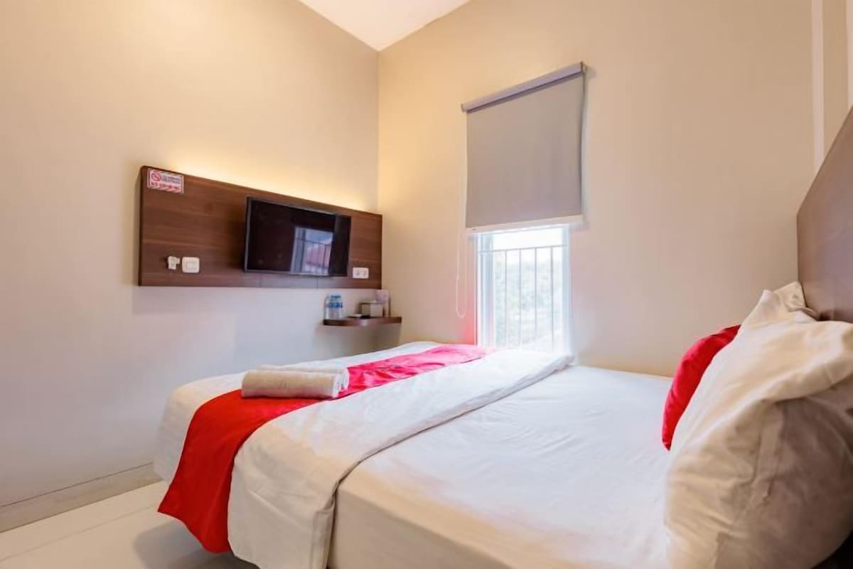 Desk, WiFi (free), bed sheets