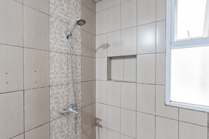 Deluxe Room | Bathroom | Shower, free toiletries, towels - RedDoorz Plus @ Dago Pojok 3 (Bandung)