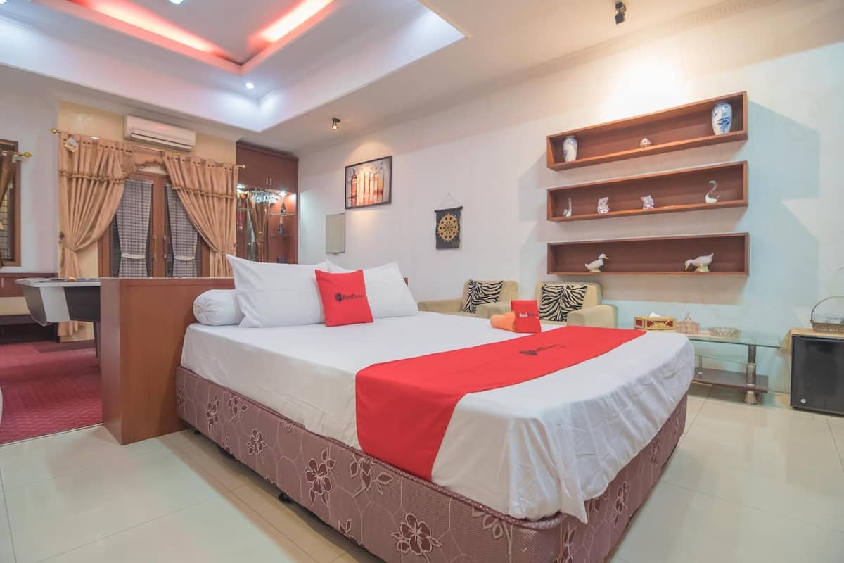 Desk, WiFi (free), bed sheets