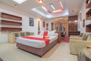 Family Room | Desk, free WiFi, bed sheets - RedDoorz near Margahayu Raya (Bandung)