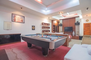Family Room | Desk, free WiFi, bed sheets - RedDoorz near Margahayu Raya (Bandung)
