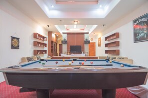 Family Room | Desk, free WiFi, bed sheets - RedDoorz near Margahayu Raya (Bandung)