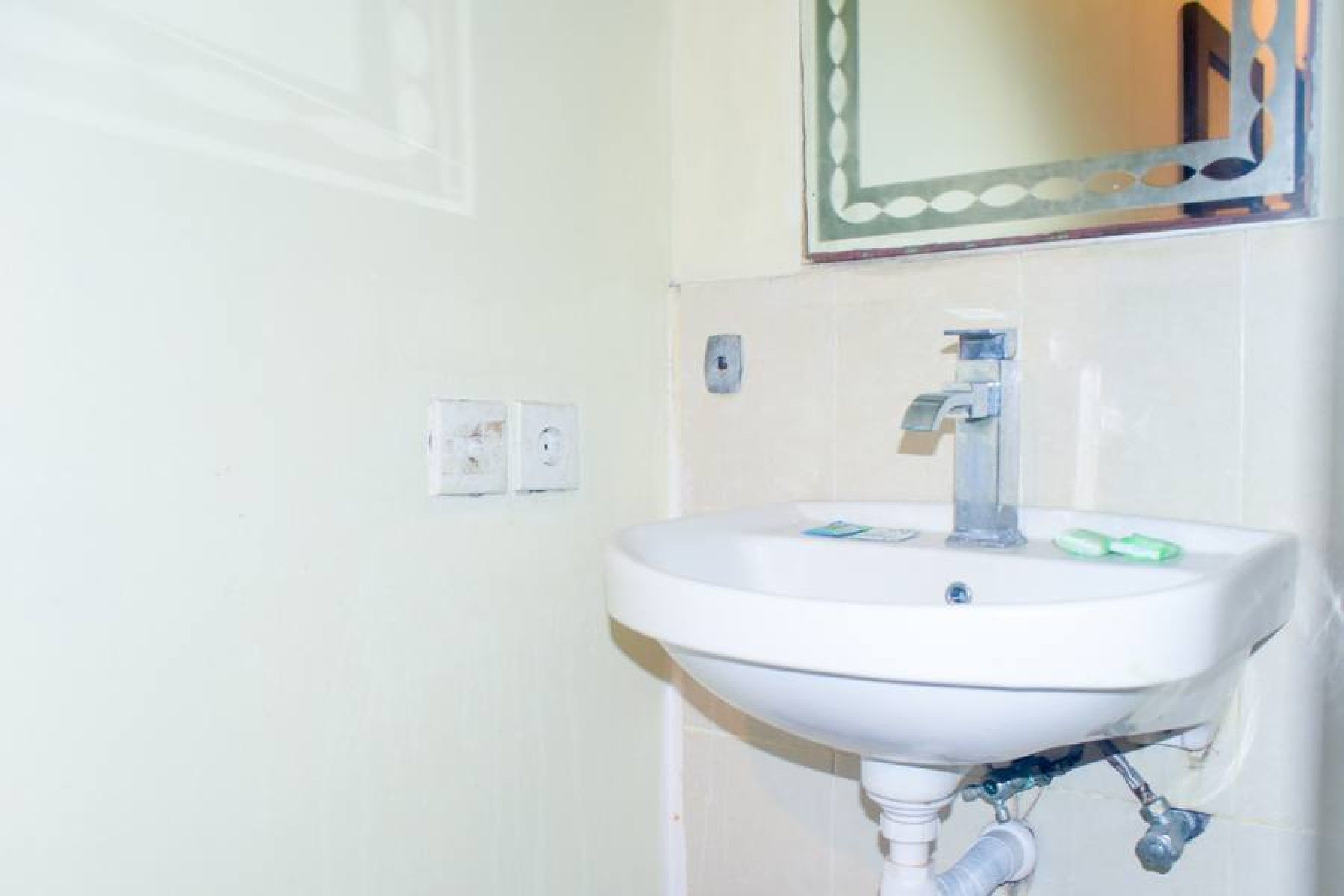 shower, free toiletries, towels