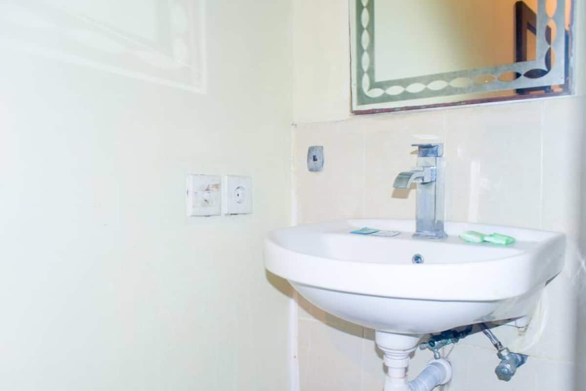 shower, free toiletries, towels