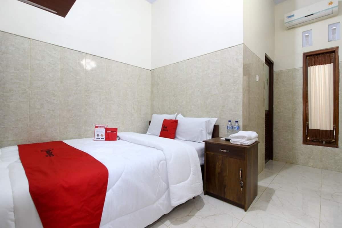 Desk, free WiFi, bed sheets