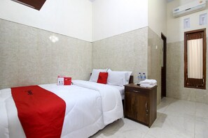 Escritorio, wifi gratis, ropa de cama