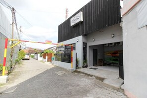 Exterior - RedDoorz near Graha Saba UGM (Depok)