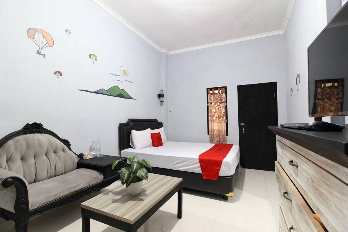 Desk, free WiFi, bed sheets