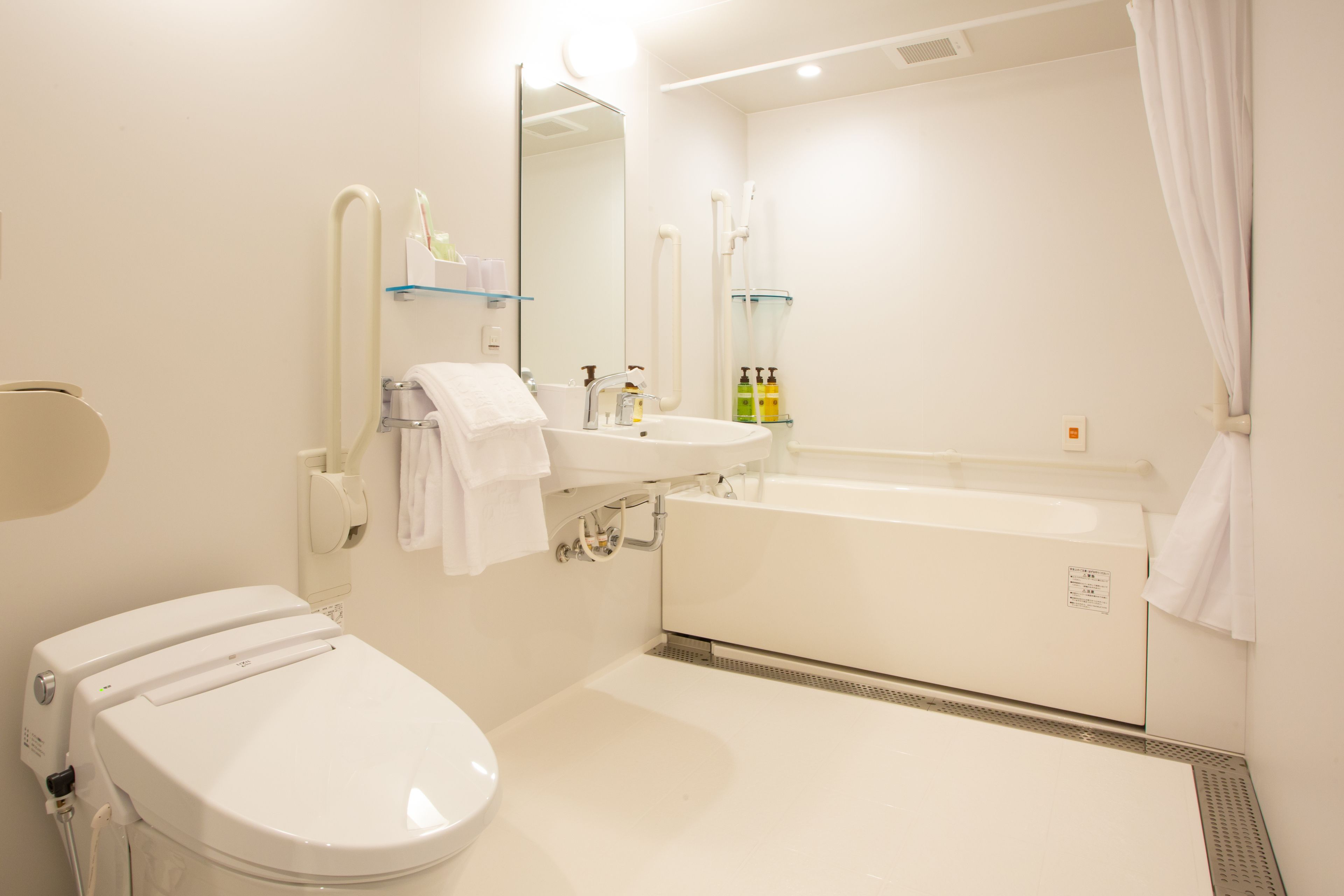 universal twin room  with mini kitchen | bathroom | combined shower/bathtub, deep-soaking bathtub, free toiletries