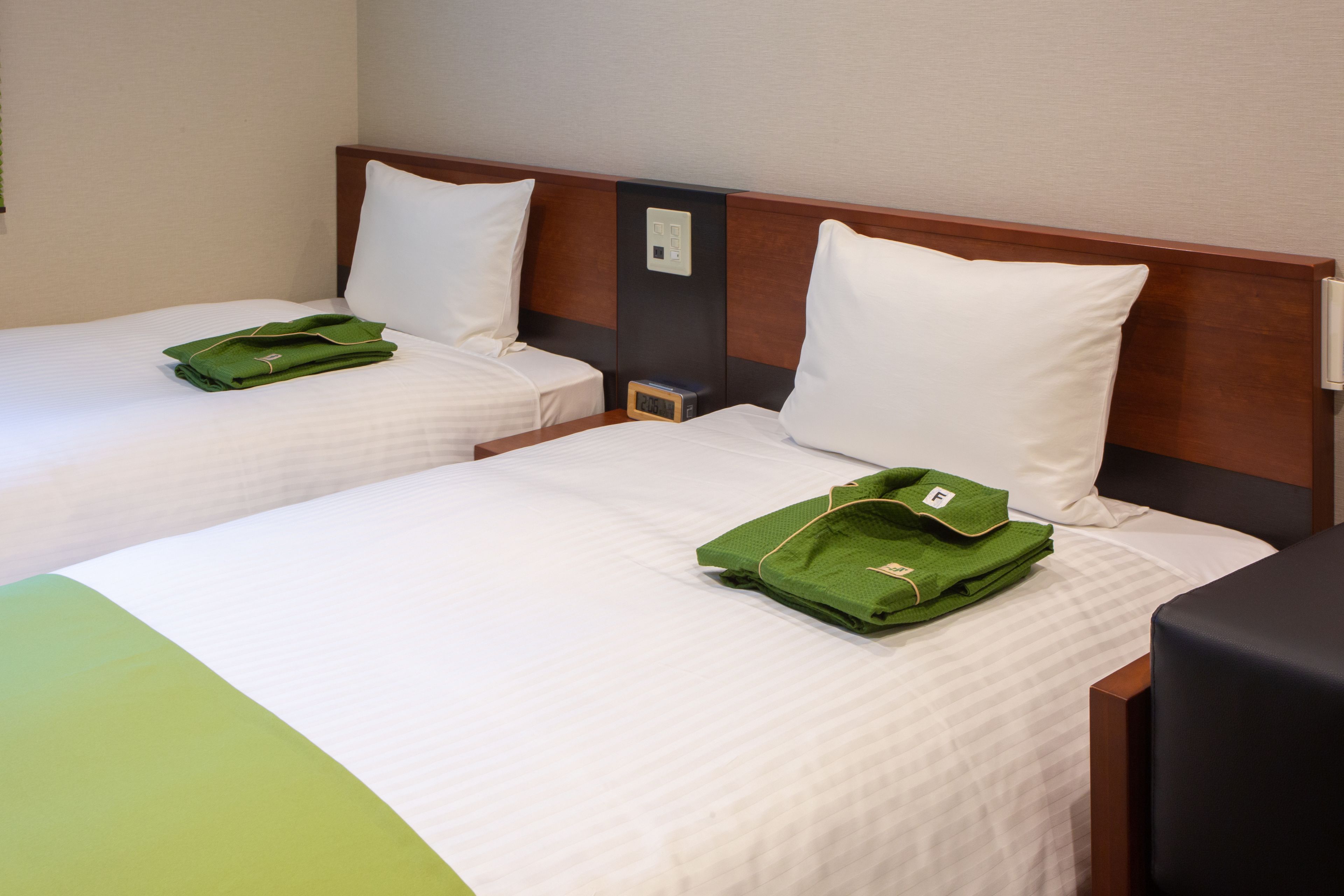 desk, laptop workspace, soundproofing, free wifi