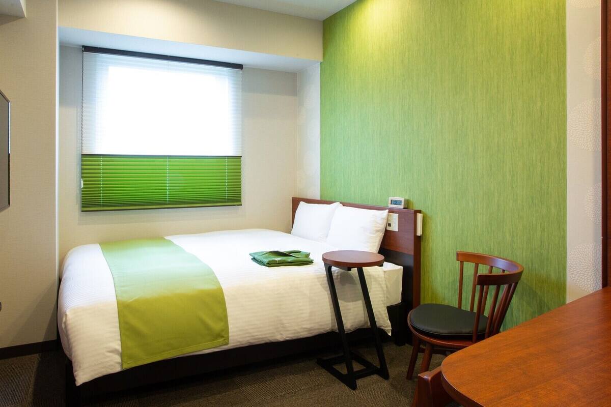 Desk, laptop workspace, soundproofing, free WiFi