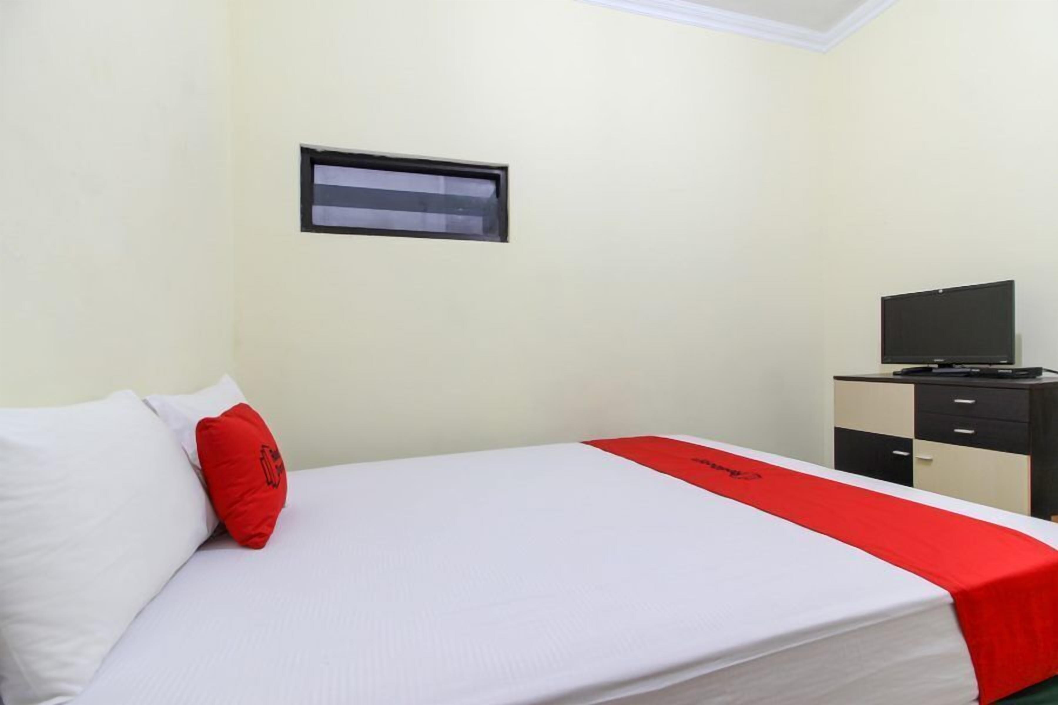 Escritorio, wifi gratis, ropa de cama