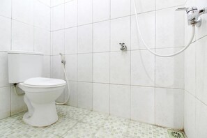 Douche, articles de toilette gratuits, serviettes fournies