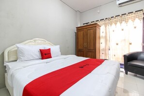 Desk, free WiFi, bed sheets - RedDoorz near Solo Balapan Station 2 (Surakarta)