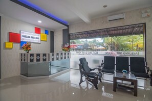 Interior entrance - RedDoorz near RSUD Embung Fatimah Batam (Batam)