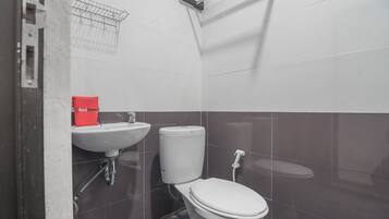 Dubbelrum | Badrum | Dusch, gratis toalettartiklar och handdukar