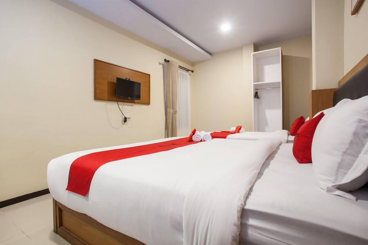 Desk, free WiFi, bed sheets
