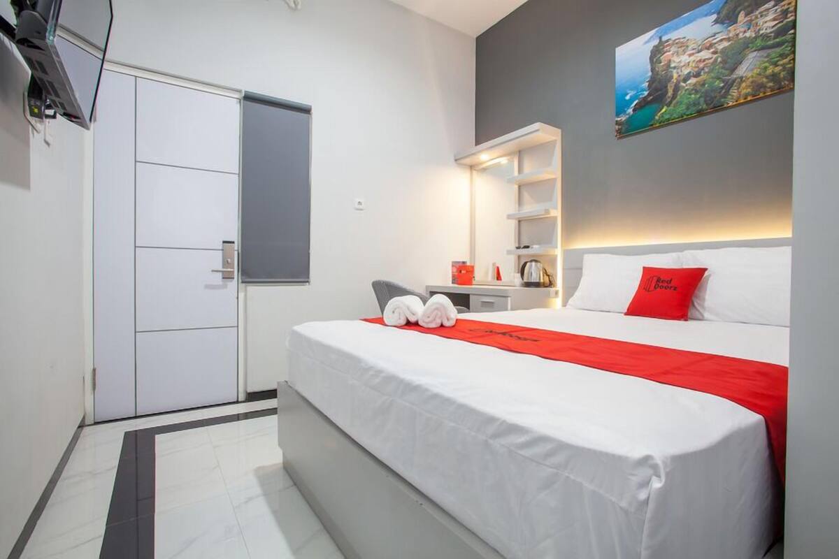 Desk, soundproofing, free WiFi, bed sheets