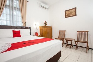 Escritorio, wifi gratis y ropa de cama 