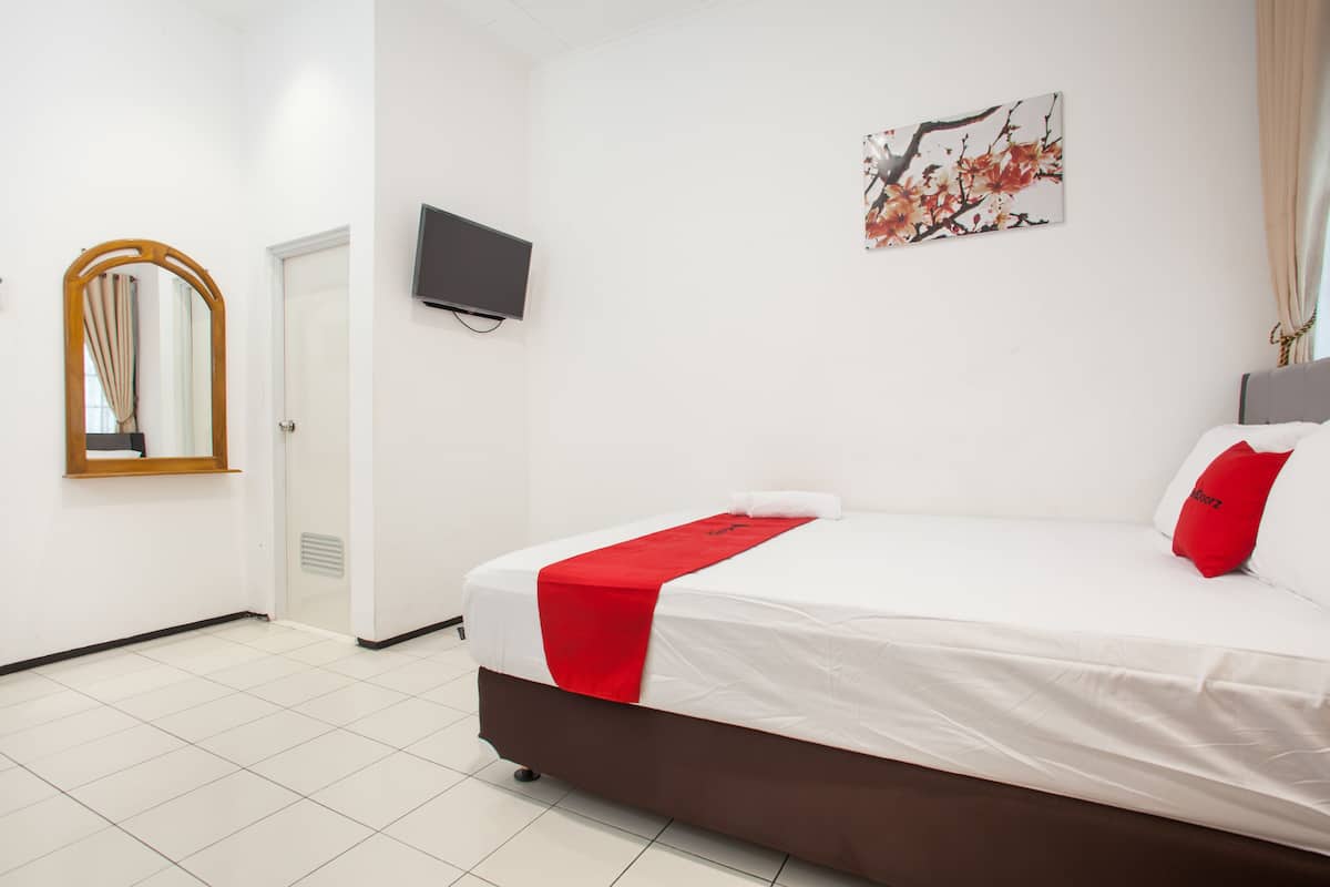 Desk, WiFi (free), bed sheets