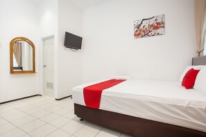 Escritorio, wifi gratis y ropa de cama 