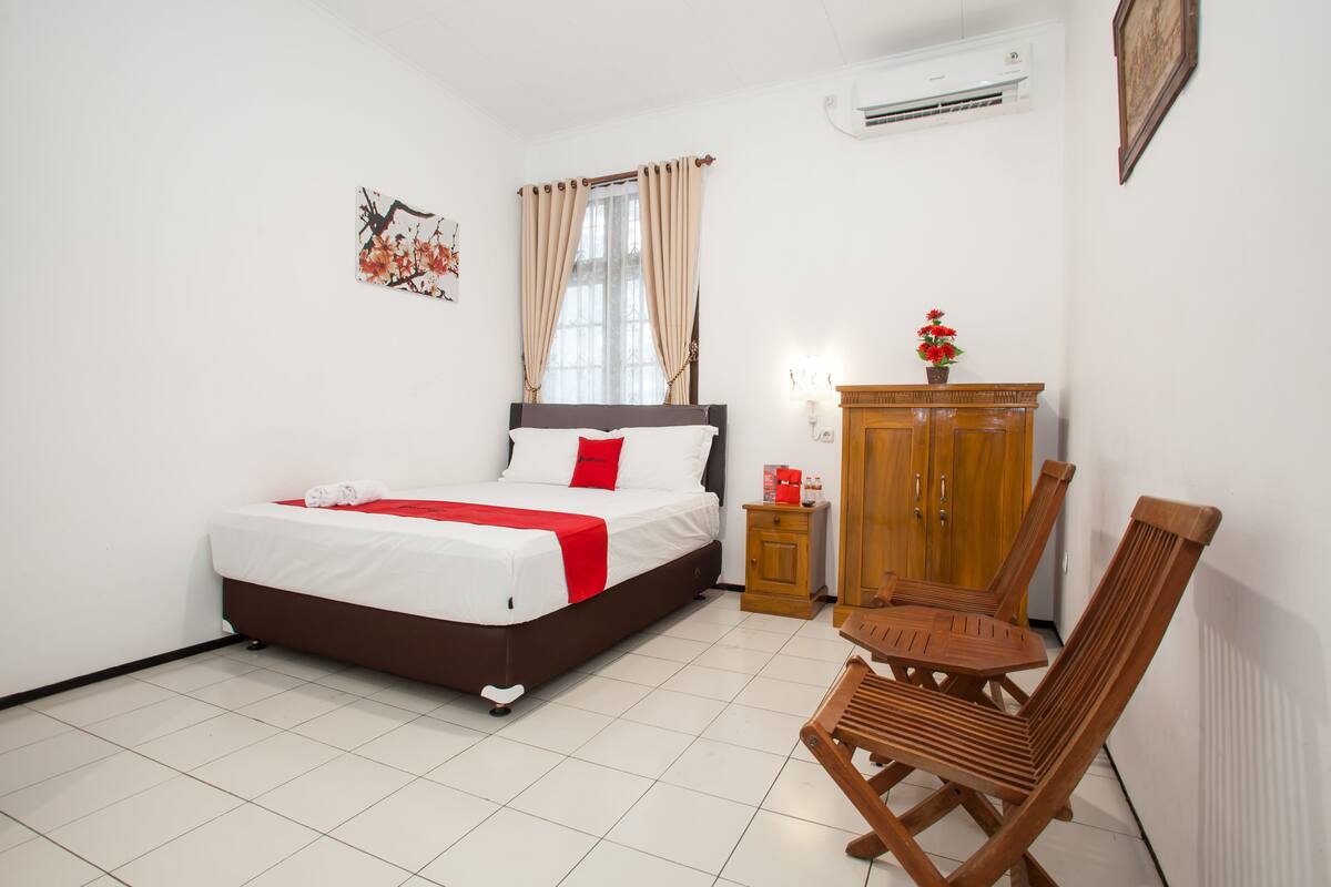 Desk, free WiFi, bed sheets