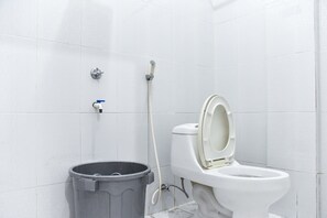 Shower, free toiletries, towels - RedDoorz near Sultan Hasanuddin Airport 2 (Marusu)