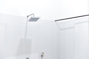 Ducha, artículos de tocador gratuitos, toallas