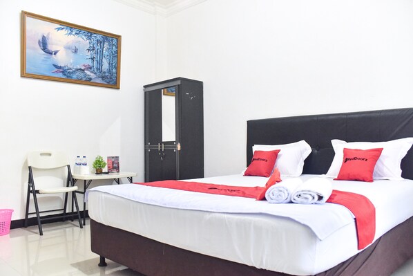Double Room | Desk, free WiFi, bed sheets - RedDoorz near Sultan Hasanuddin Airport 2 (Marusu)