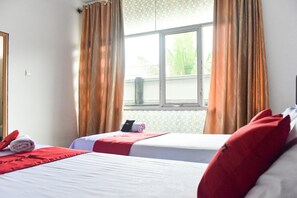 Twin Room | Desk, free WiFi, bed sheets - RedDoorz near Sultan Hasanuddin Airport 2 (Marusu)