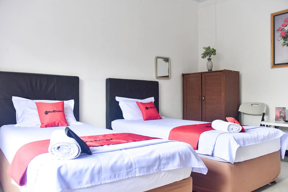 Twin Room | Desk, free WiFi, bed sheets