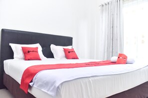 Double Room | Desk, free WiFi, bed sheets - RedDoorz near Sultan Hasanuddin Airport 2 (Marusu)
