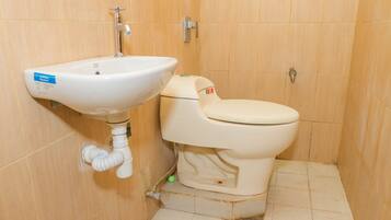 Shower, free toiletries, towels