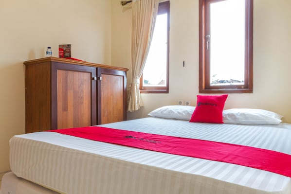 Desk, free WiFi, bed sheets - RedDoorz near Pasar Pagi Cirebon 2 (North Cirebon)
