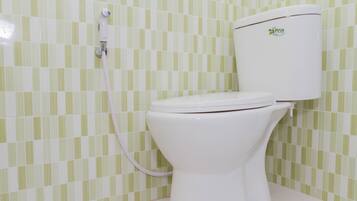 Shower, free toiletries, towels