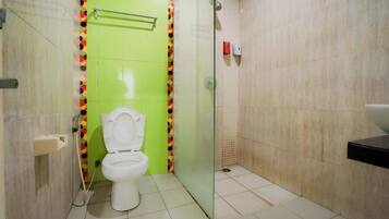 Shower, free toiletries, towels