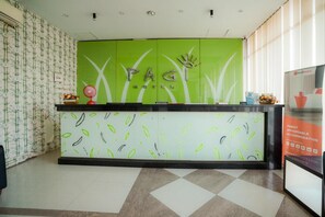 Reception - RedDoorz near Pantai Pede (Labuan Bajo)