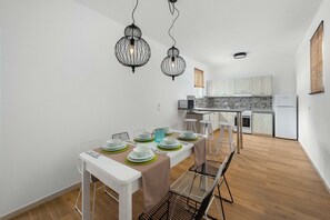 Casa, 2 habitaciones (Villa Anastasia) | Cocina privada | Refrigerador con congelador, microondas, horno y parrilla de estufa 