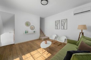 Casa, 2 habitaciones (Villa Arete) | Área de sala de estar | Televisión de pantalla plana de 40 pulgadas con canales vía satélite 