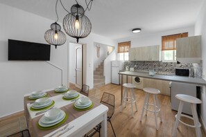 Hus, 2 soverom (Villa Arete) | Spiseområde på rommet