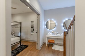 3 bedrooms, desk, iron/ironing board, travel cot - Music City`s Finest-Edgehill-2500 SQFT (Nashville)