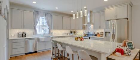 冷蔵庫、電子レンジ、オーブン、コンロ