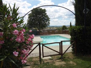 Una piscina al aire libre