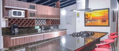 冷蔵庫、電子レンジ、コンロ、コーヒー / ティーメーカー