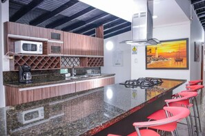 冷蔵庫、電子レンジ、コンロ、コーヒー / ティーメーカー