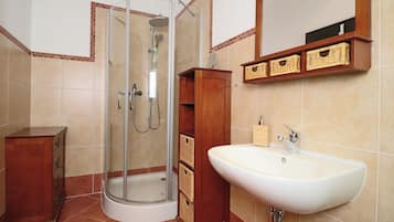 Comfort-Apartment, 1 Schlafzimmer, Balkon | Badezimmer | Dusche, Haartrockner, Handtücher, Seife